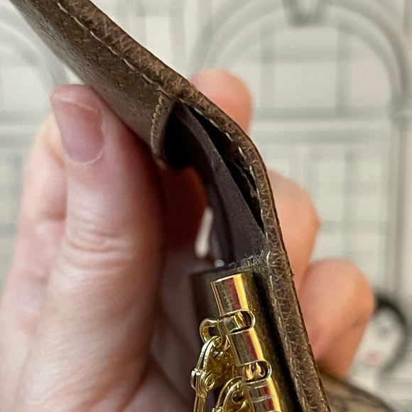 Gucci Monogram Four Key Holder With 16 Inch Unbranded Gold Chain - Picture 15 of 16